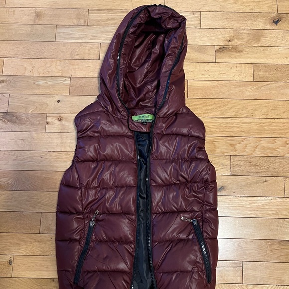 Burgundy puffer vest - Picture 2 of 3